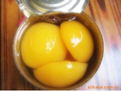 Canned yellow peaches in syrup
