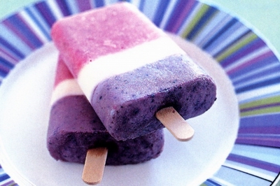 Yoghurt berry pops