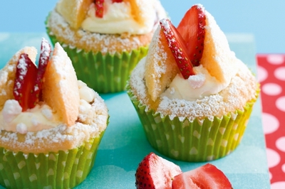 Strawberry meringue butterfly cakes