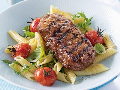 Balsamic steak with tomato pasta salad