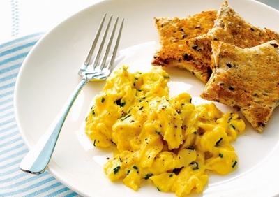 Scrambled eggs with chives