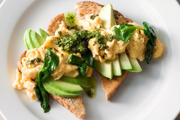 Pesto scrambled eggs 